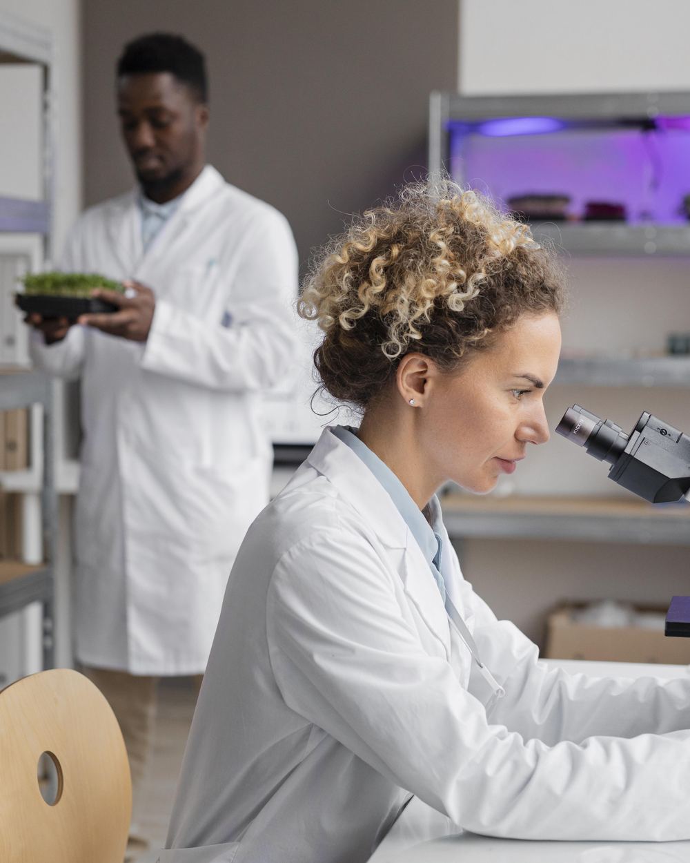 Investigadores en laboratorio analizando el microbioma