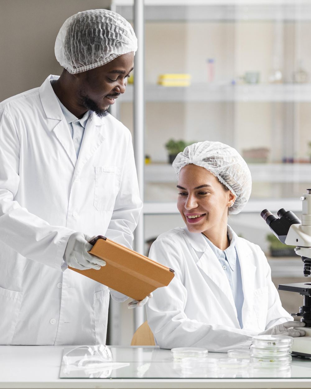 Equipo de investigadores revisando resultados en el laboratorio